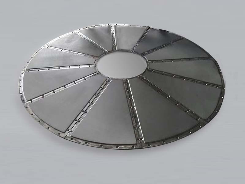 a ring shaped sintered disc filter plate is constituted by 12 separated segments can undertake high pressure drop