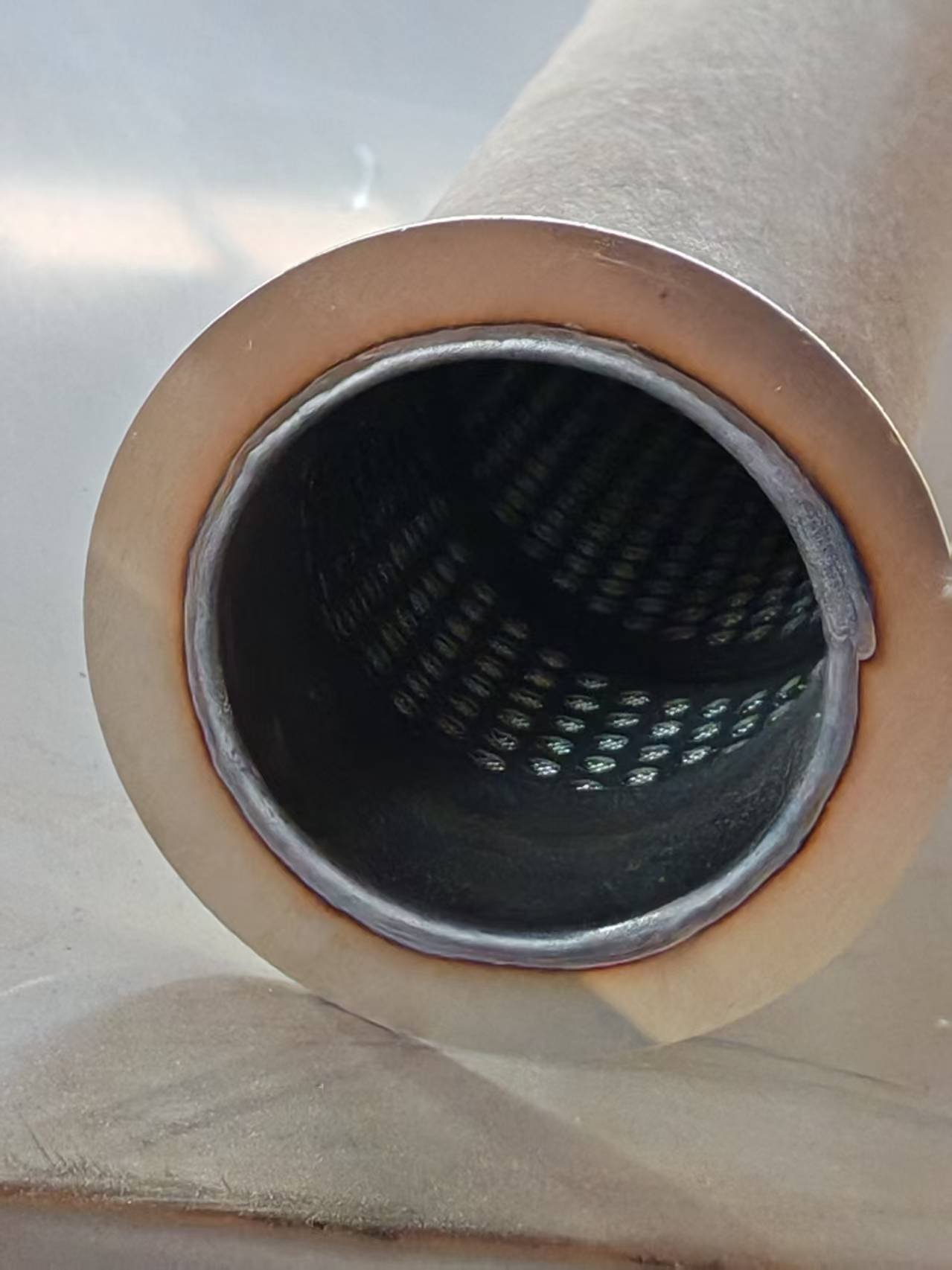 Close-up of the end connection on a sintered metal fiber felt filter element