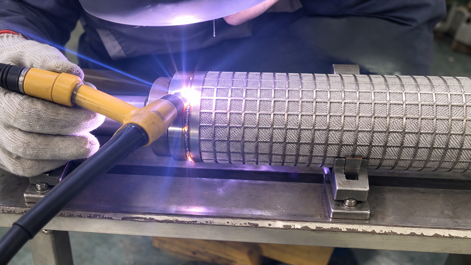 Illustration of welding the end ring of a sintered mesh filter cylinder with a support grid