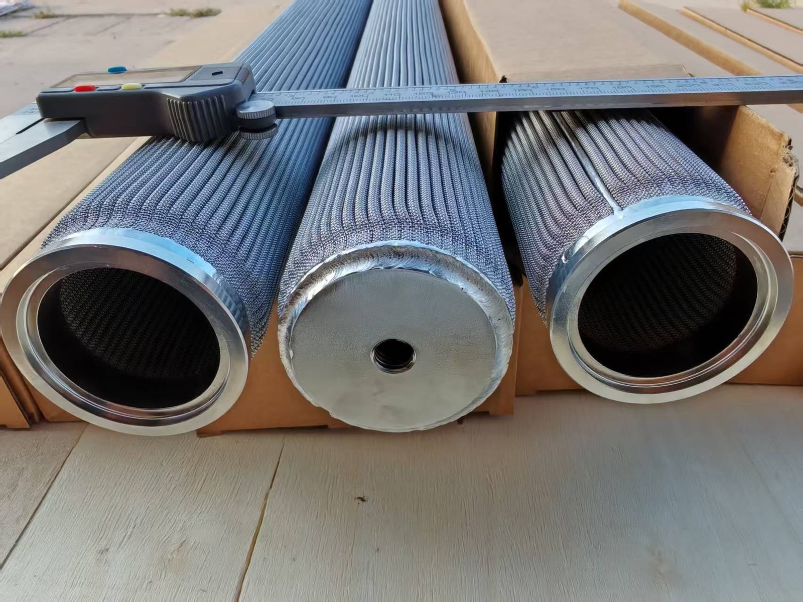 Open and closed end configurations on pleated stainless steel filter cartridges