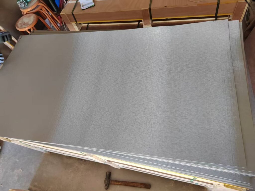 Sintered nickel fiber felt sheets with single-sided wire mesh support