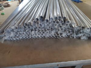 Batch of sintered mesh tubes with open ends in individual protective sleeves