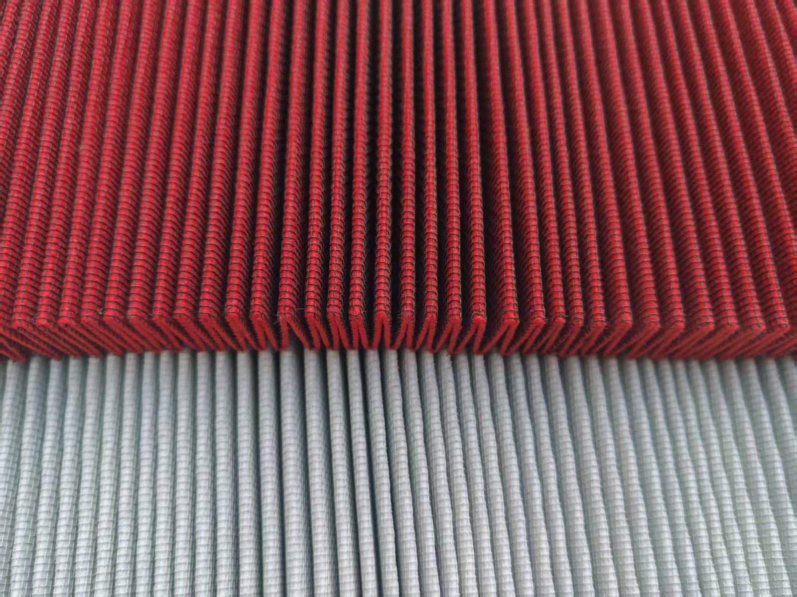 Pleated mesh support over red and light colored filter media