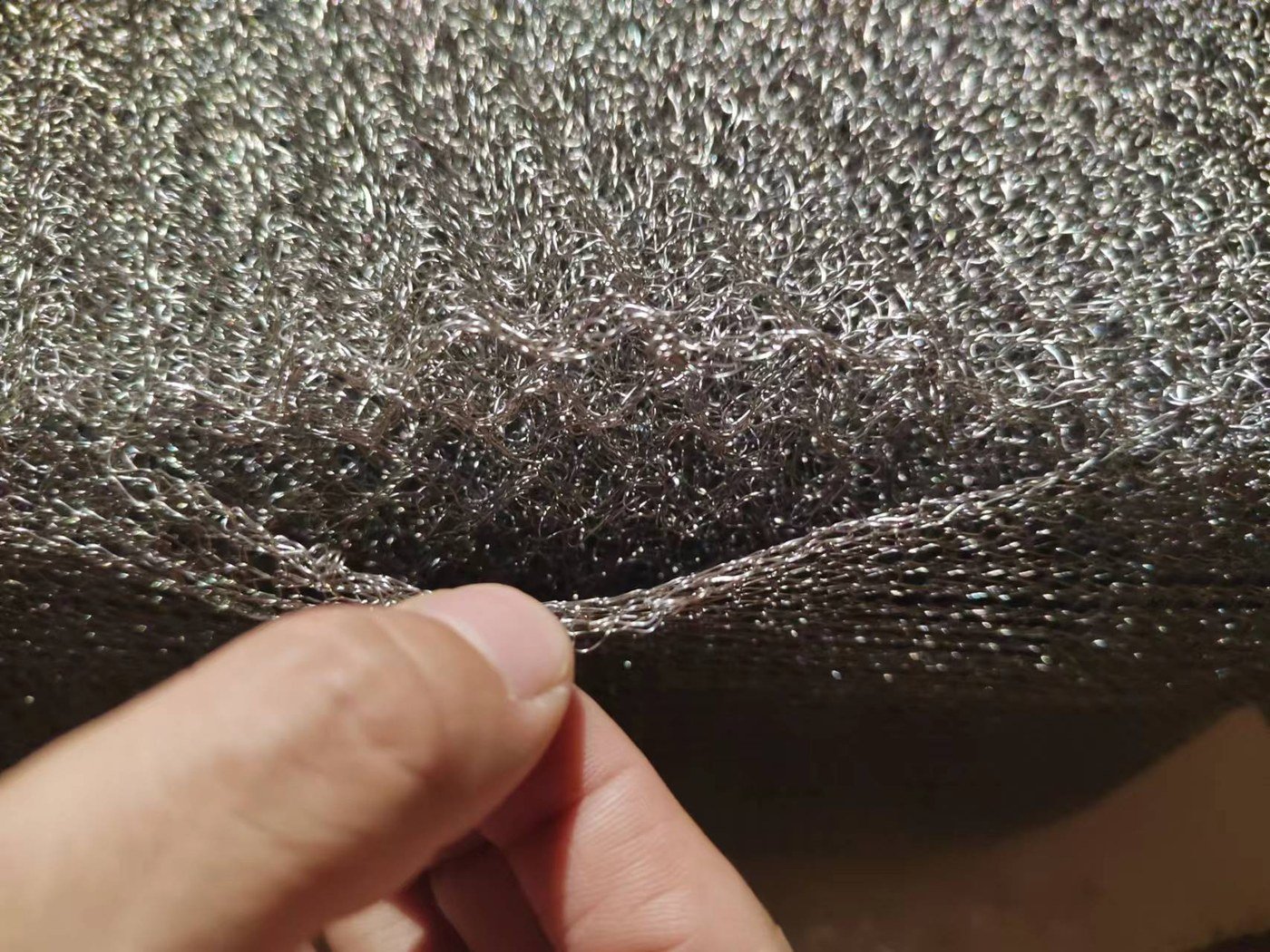 Close-up of knitted wire loops and mesh layers used in a demister pad