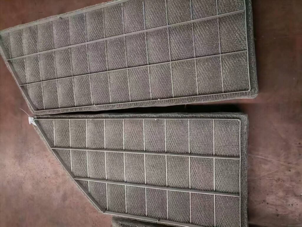 Segmented wire mesh demister pads fitted with metal support grids