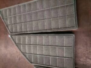 Segmented wire mesh demister pads fitted with metal support grids