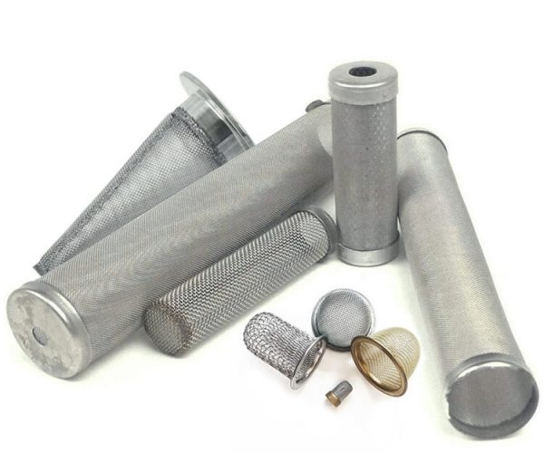 several pieces of stainless steel wire mesh filters with different dimensions